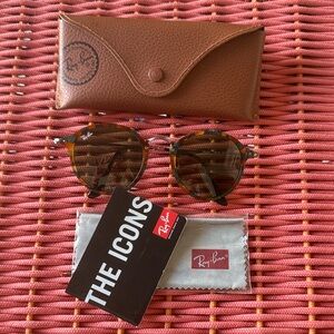 Ray-Ban RB2447 Round Fleck sunglasses in a tortoise/spotted Havana